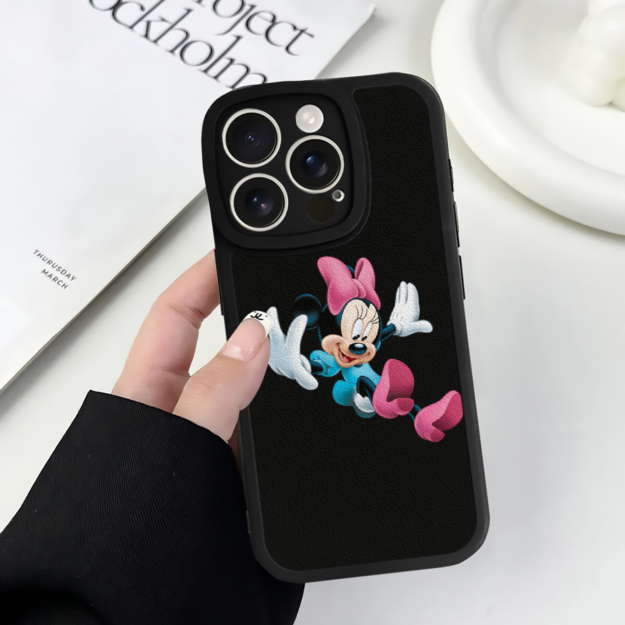 （画像用） ミッキーマウス Mickey Mouse 【iPhone 16シリーズ対応】シリコンスマホケース（レザー調） 材質：シリコン